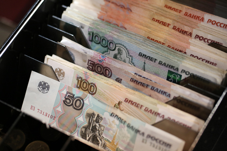 Để giảm áp lực lên đồng rúp, Nga đang xem xét mở rộng các biện pháp kiểm soát vốn thời chiến - Ảnh: BLOOMBERG