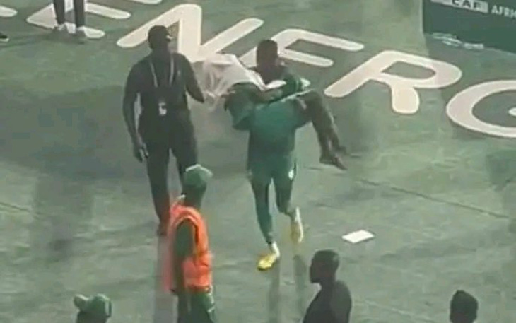 Sao trẻ Senegal khóc ngất, được ẵm về phòng sau thất bại ở AFCON