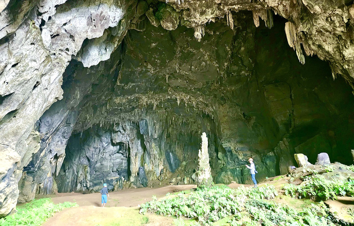 Miệng hang Chuột rộng rãi, khô mát được chọn làm điểm dừng chân ăn trưa, nghỉ ngơi của nhiều tour khám phá hệ thống hang động Tú Làn - Ảnh: T.LỘC
