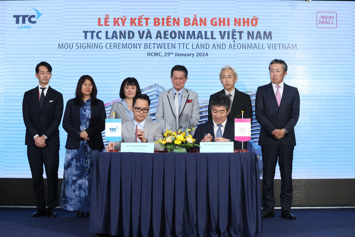 Ông Võ Quốc Khánh - tổng giám đốc TTC Land và ông Tetsuyuki Nakagawa - tổng giám đốc AeonMall Việt Nam cùng lãnh đạo 2 bên tại buổi lễ ký kết - Ảnh: Đ.H