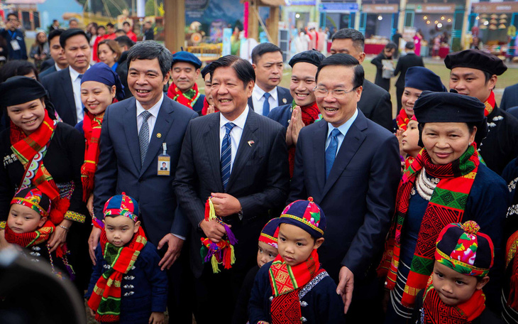 Chủ tịch nước, Tổng thống Philippines hòa vào không khí Tết Việt tại Hoàng thành Thăng Long