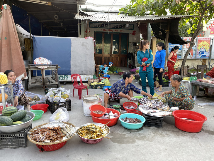 Khu chợ nhỏ bán thủy sản trên đường xã Thạnh An, huyện Cần Giờ - Ảnh: TỰ TRUNG