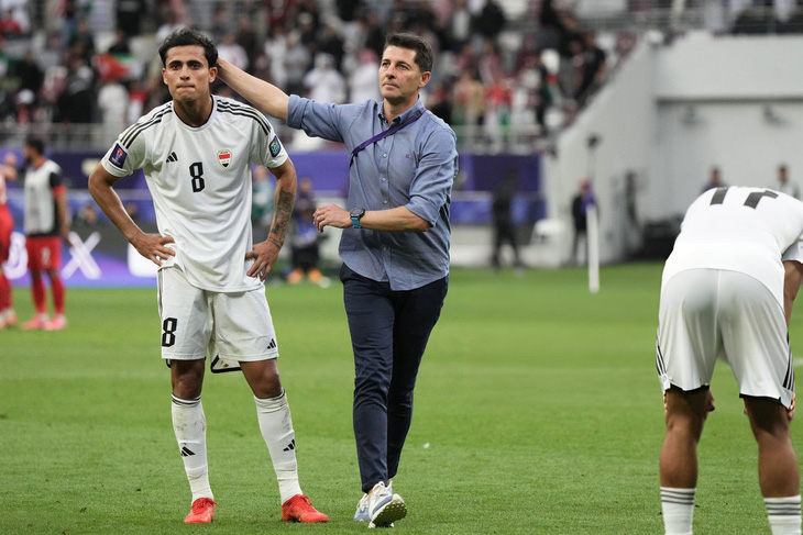 HLV Jesus Cacas an ủi cầu thủ Iraq sau khi bị loại ở Asian Cup 2023 - Ảnh: GETTY