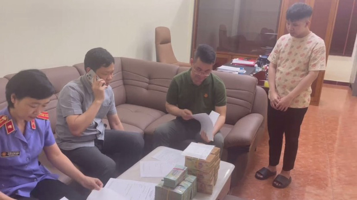 Lực lượng chức năng làm việc với Nguyễn Hữu Thái (đứng) - Ảnh: Công an cung cấp