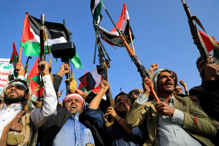 Người dân Yemen tại khu vực do Houthi kiểm soát giương vũ khí biểu dương lực lượng trong cuộc biểu tình nhằm ủng hộ người Palestine hôm 18-10-2023 - Ảnh: AFP