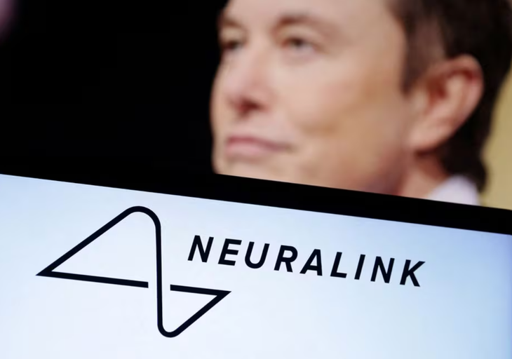 Tỉ phú Elon Musk nói Công ty Neuralink đã thực hiện ca cấy ghép chip não đầu tiên trên người - Ảnh: REUTERS