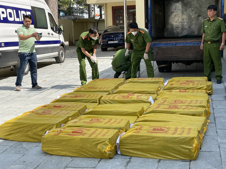 Nguyễn Văn Tiến dùng xe tải chở pháo đi tiêu thụ thì bị bắt - Ảnh: Công an cung cấp