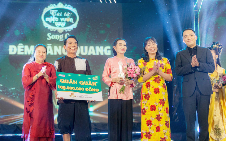 Ban tổ chức trao giải quán quân cho cặp thí sinh Nguyễn Thanh Phong - Huỳnh Thị Kim Tuyến - Ảnh: Đ.TUYẾT