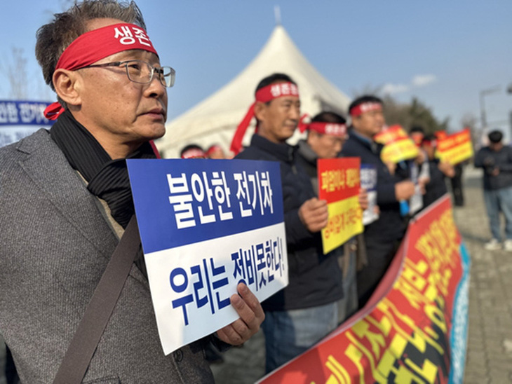 Các thành viên của Liên đoàn Kiểm tra và Sửa chữa ô tô Hàn Quốc đã tập trung trước tòa nhà Quốc hội vào ngày 28-12-2023 yêu cầu nhà nước hỗ trợ - Ảnh: Korea JoongAng Daily