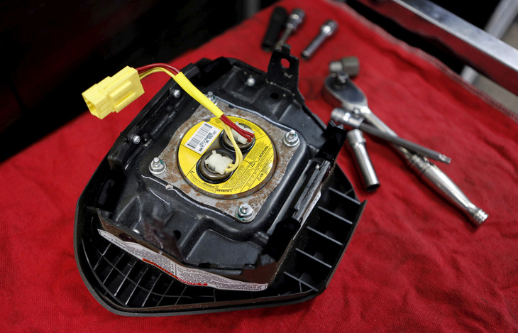 Một bộ bơm túi khí Takata bị thu hồi sau khi được tháo ra khỏi chiếc xe Honda Pilot ở Miami, bang Florida, Mỹ vào tháng 6-2015 - Ảnh: REUTERS