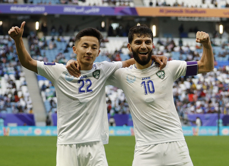Fayzullaev (số 22) ăn mừng bàn thắng cho Uzbekistan - Ảnh: REUTERS