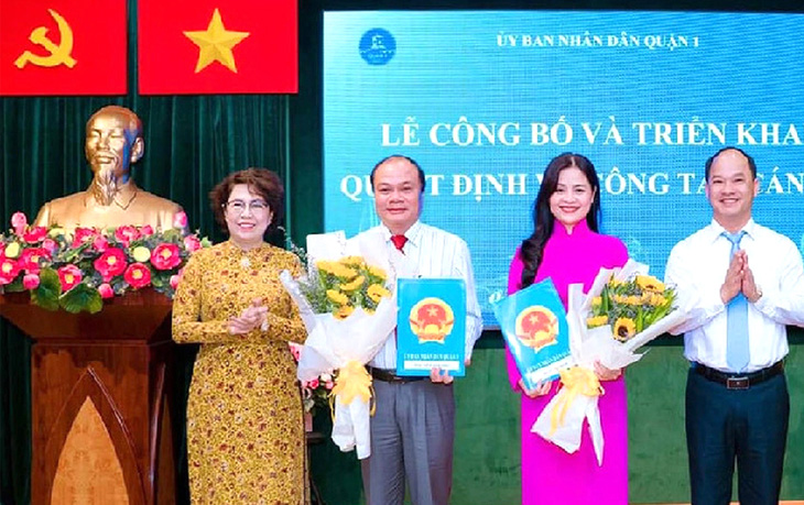 Lãnh đạo quận 1 (TP.HCM) trao quyết định điều động và bổ nhiệm cho ông Võ Cao Long (thứ hai, từ trái qua) và bà Lê Thị Bình (thứ ba, từ trái qua) - Ảnh: UBND Quận 1