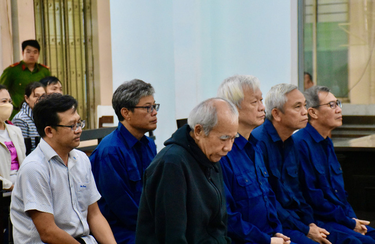 Các cựu lãnh đạo tỉnh Khánh Hòa nghe hội đồng xét xử tuyên án vụ sai phạm tại dự án khách sạn và căn hộ cao cấp Oceanus (nay là Mường Thanh Viễn Triều)  - Ảnh: MINH CHIẾN