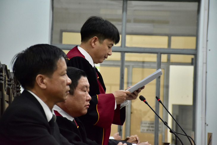 Chủ tọa phiên tòa tuyên các mức án với các bị cáo - Ảnh: MINH CHIẾN
