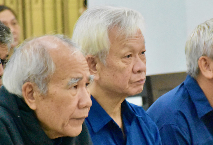 Từ trái sang phải ông Đào Công Thiên bị tuyên phạt 3 năm tù, Nguyễn Chiến Thắng bị tuyên phạt 5 năm tù - Ảnh: MINH CHIẾN