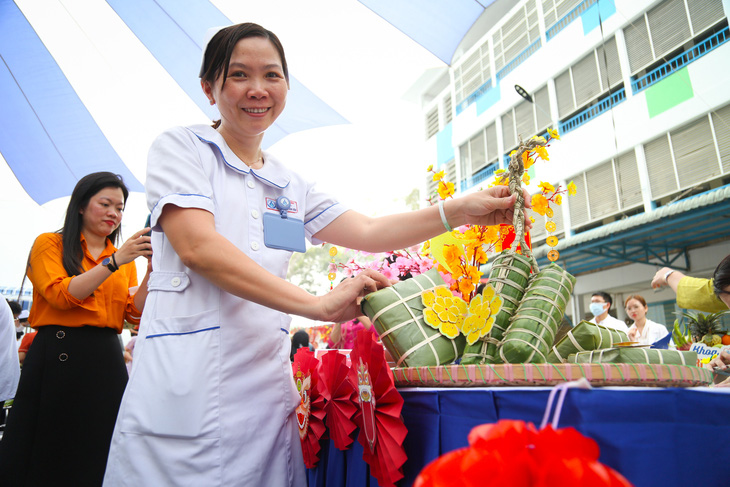 Bác sĩ, y tá, bệnh nhi gói bánh tét vui Tết sớm- Ảnh 6.