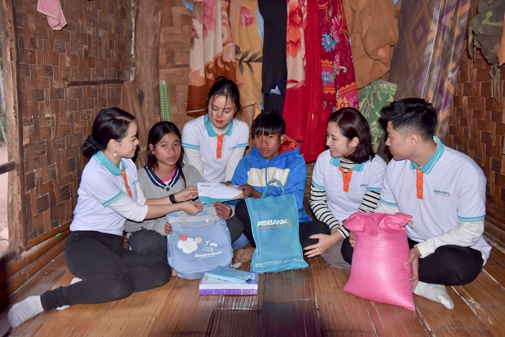 Đoàn tình nguyện viên tới thăm và tặng quà gia đình một học sinh lớp 9 người dân tộc Vân Kiều sớm mồ côi cha mẹ và hiện sống cùng anh trai đã hỏng một mắt