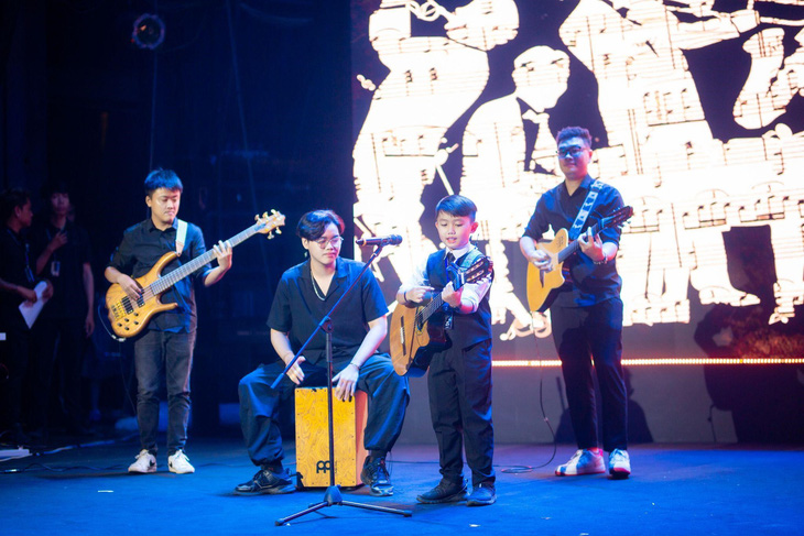 Việt Anh (8 tuổi) đàn guitar và hát bài Lemon tree và Stand by me
