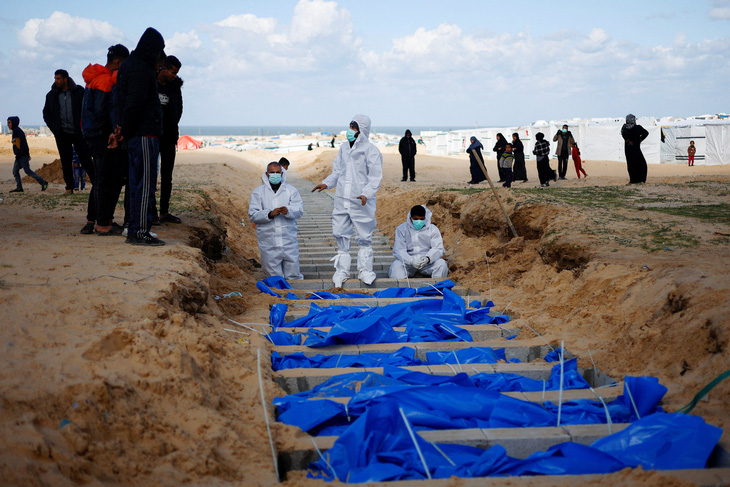 Chôn cất những người Palestine sau khi thi thể của họ được Israel trao trả tại một ngôi mộ tập thể ở Rafah, phía nam Dải Gaza, ngày 30-1 - Ảnh: REUTERS