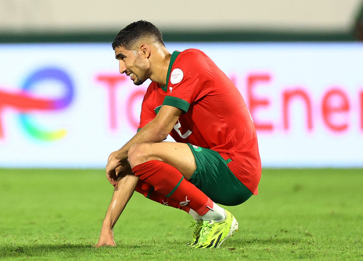 Sự thất vọng của Hakimi sau khi Morocco bị Nam Phi loại khỏi AFCON 2023 - Ảnh: REUTERS