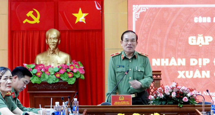 Thiếu tướng Vũ Xuân Viên chia sẻ về quá trình triệt phá đường dây cho vay nặng lãi quy mô 9.000 tỉ - Ảnh: Đ.C.