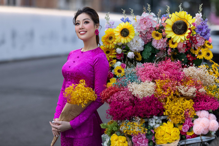 Hoa hậu Khánh Vân rạng rỡ bên xe hoa - Ảnh: NVCC