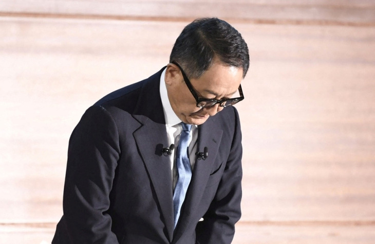 Chủ tịch hội đồng quản trị Akio Toyoda cúi đầu xin lỗi trong buổi họp báo về bê bối ở các công ty con - Ảnh: Reuters