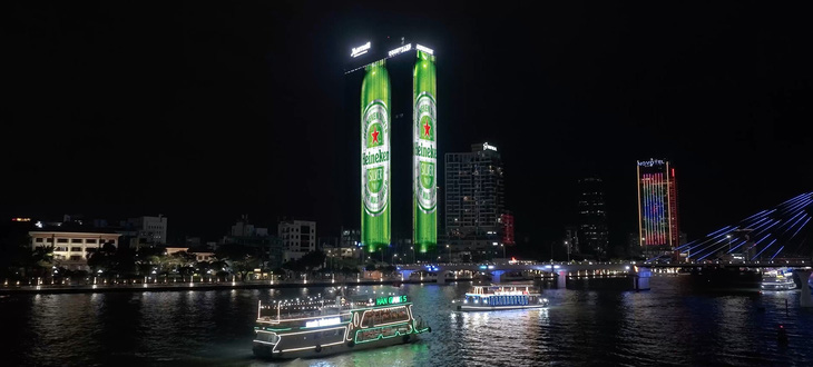 Heineken "phủ xanh" mùa lễ hội với chai Ken khổng lồ