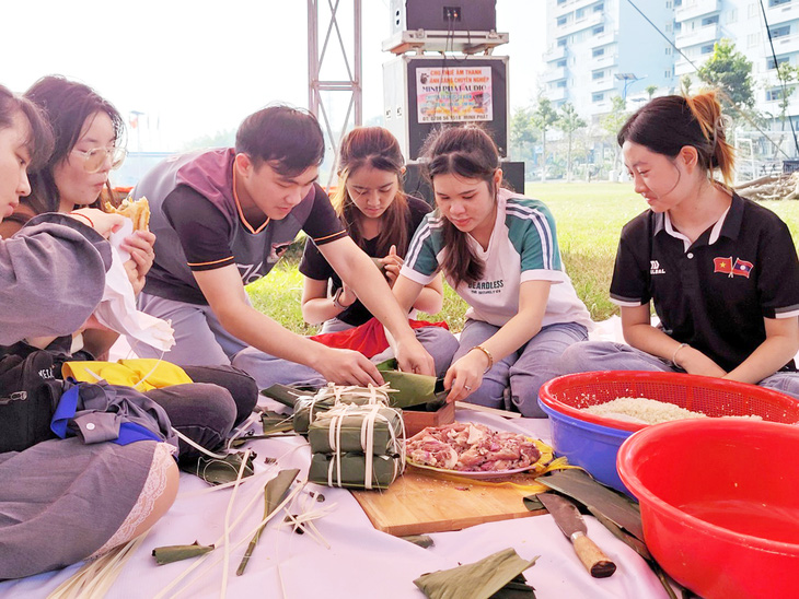 Nhiều sinh viên nội trú của ĐH Quốc gia TP.HCM sẽ ở lại xuyên Tết để làm thêm - Ảnh: VNUHCM