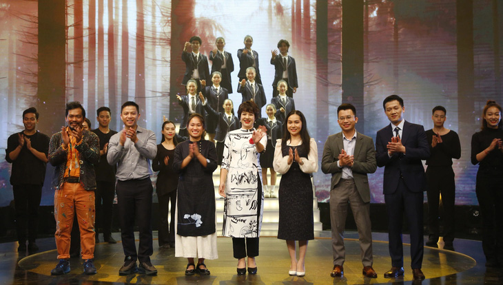 MC Diễm Quỳnh (giữa) cùng các khách mời trong Hy vọng 2024 - Ảnh: VTV