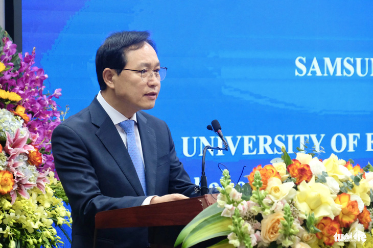 Ông Choi Joo Ho - tổng giám đốc Tổ hợp Samsung Việt Nam - phát biểu tại lễ ký kết - Ảnh: NGUYÊN BẢO
