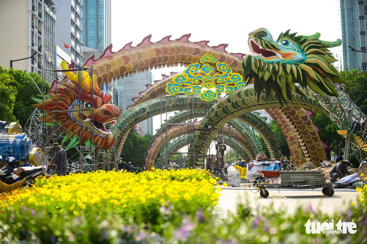 Đôi linh vật rồng dài hơn 100m đã xuất hiện trên Đường hoa Nguyễn Huệ sáng 31-1.