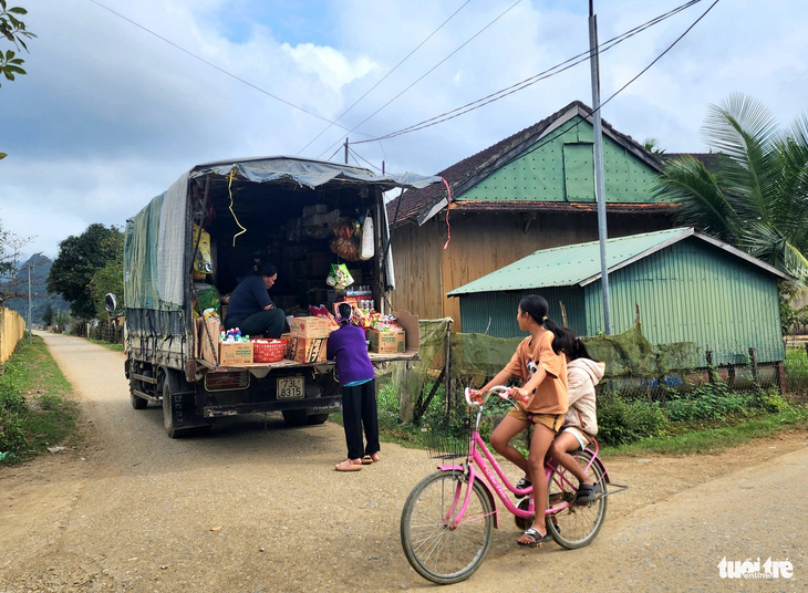 Phiên chợ di động ở làng quê Tú Làn - Ảnh SƠN LÂM