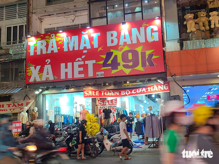 Một cửa hàng quần áo trên đường Nguyễn Trãi (quận 5) treo biển lớn &quot;xả kho trả mặt bằng&quot; giữa mùa mua sắm cao điểm - Ảnh: NHẬT XUÂN