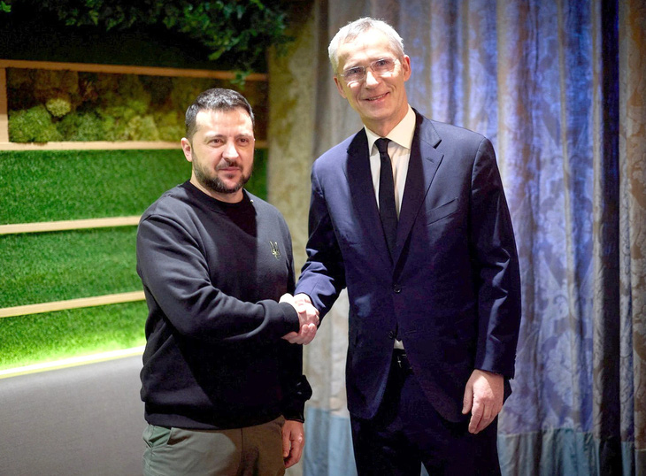 Tổng thống Ukraine Volodymyr Zelensky (trái) và Tổng thư ký NATO Jens Stoltenberg - Ảnh: REUTERS