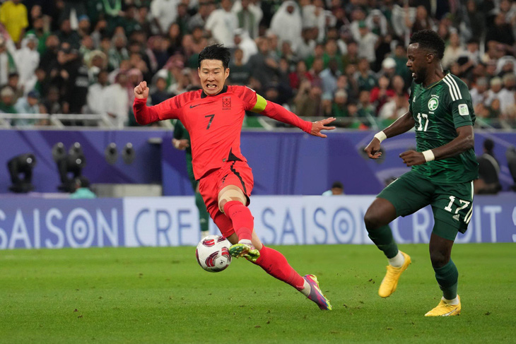 Son Heung Min (áo đỏ) cùng Hàn Quốc có hiệp 1 mờ nhạt trước Saudi Arabia - Ảnh: GETTY