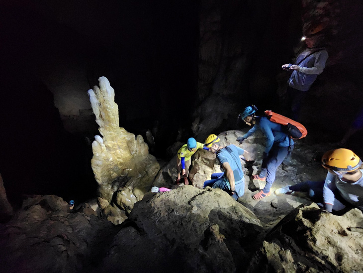Ngoài thám hiểm hang động, nhiều du khách quốc tế còn thích thú tìm hiểu cuộc sống người dân tộc Nguồn ở Tân Hóa - Ảnh SƠN LÂM