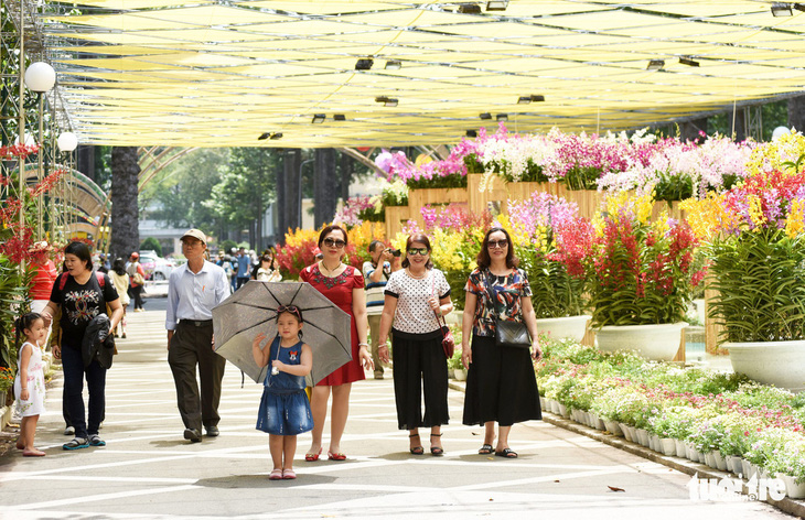 Người dân tham quan một sự kiện hoa tại công viên Tao Đàn - Ảnh: DUYÊN PHAN