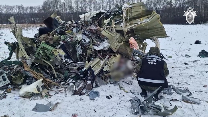 Ảnh lấy từ đoạn phim do Ủy ban điều tra Nga công bố ngày 25-1, cho thấy hiện trường nơi máy bay vận tải quân sự Il-76 của Nga rơi ở vùng Belgorod - Ảnh: AFP