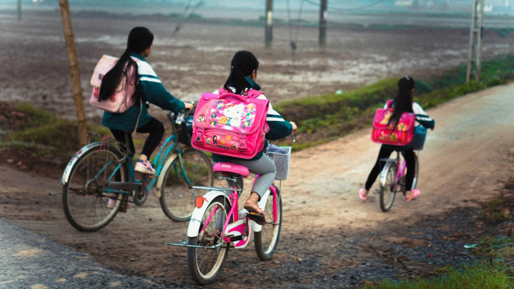 Những đứa trẻ đi học trên đường quê