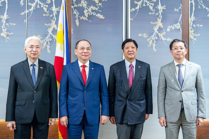 Tổng thống Philippines Ferdinand Marcos Jr. và Chủ tịch Vingroup Phạm Nhật Vượng (thứ hai từ trái qua) trong buổi gặp riêng tại Hà Nội vào chiều 29-1 - Ảnh: Vingroup