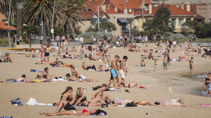 Người dân tắm nắng trên bãi biển tại Melbourne, Australia. Ảnh: theaustralian.com.au