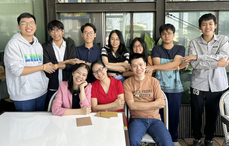 Phương Trí (đứng, bìa phải) cùng các bạn bè và thầy cô giáo trong chuyến trải nghiệm tại Đà Lạt vào ngày 29-1 - Ảnh: NVCC