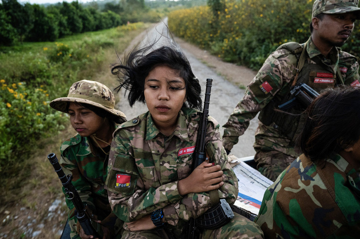 Thành viên nữ của Lực lượng Phòng vệ nhân dân Mandalay (MDY-PDF) đang tiến ra tiền tuyến để chiến đấu với quân đội Myanmar ở phía bắc bang Shan - Ảnh: AFP