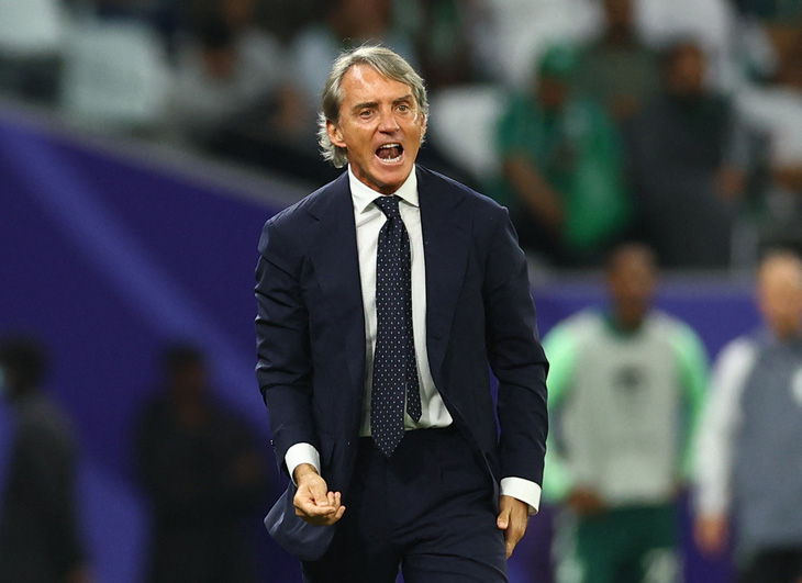HLV Roberto Mancini không ở lại sân đến hết trận - Ảnh: REUTERS