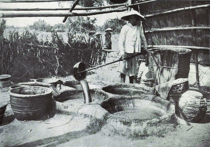 Làm đường mía thủ công năm 1922. Ảnh từ sách Annam 1919 - Đông Dương thuộc Pháp