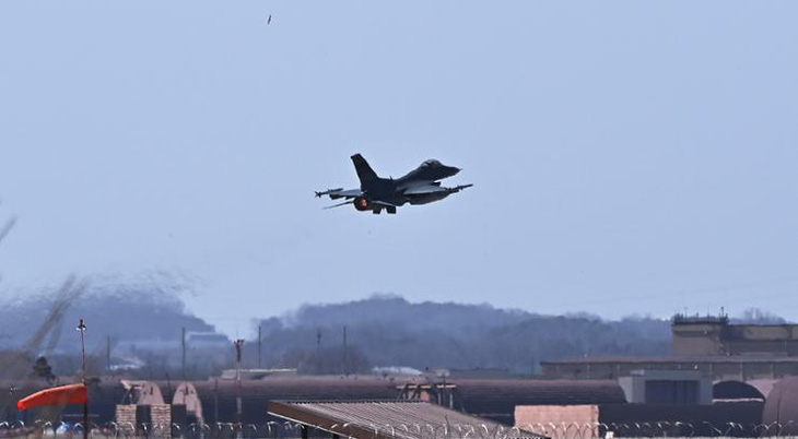 Một chiếc tiêm kích F-16 của không quân Mỹ cất cánh tại căn cứ không quân Osan ở Pyeongtaek, cách Seoul 65km về phía nam, ngày 20-2-2023 - Ảnh: NEWSIS