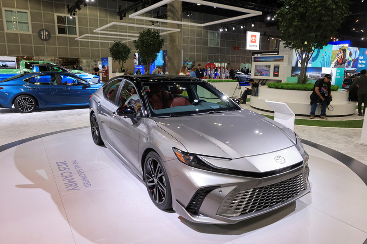 Toyota Camry tại triển lãm ô tô Los Angeles 2023 - Ảnh: Reuters