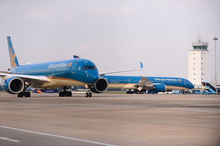 Máy bay Vietnam Airlines khai thác ở sân bay Tân Sơn Nhất - Ảnh: QUANG ĐỊNH