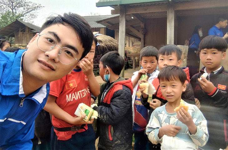 Nguyễn Quang Hiếu (trái) trong một chuyến thiện nguyện đến với trẻ em khó khăn vùng cao - Ảnh: NVCC
